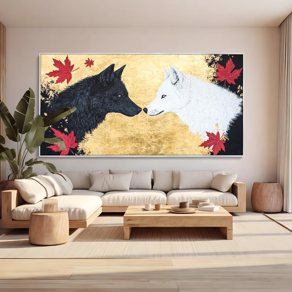 Tablou canvas cu tablou canvas cu doi lupi si frunze de artar, in rama de aluminiu argintiu, pe perete intr-un living